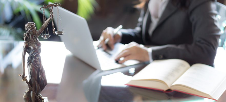 Juez valorando una indemnización por daños y perjuicios