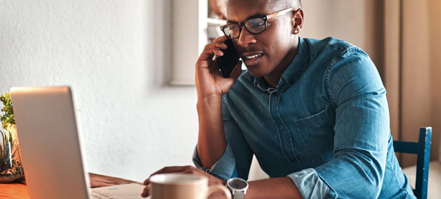 Autónomo informándose sobre el RETA (Régimen Especial de Trabajadores Autónomos)