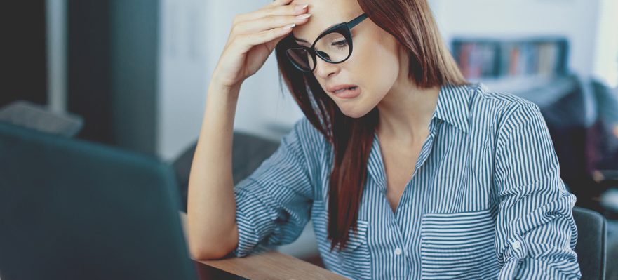Empleada que está sufriendo un despido silencioso