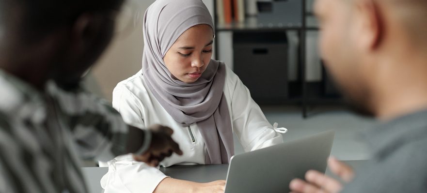 Empresa que rechaza los símbolos religiosos en el trabajo