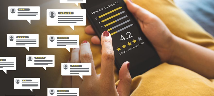 Especialista en ecommerce desarrollando su labor