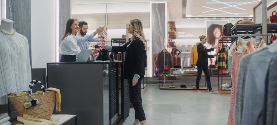 Dependiente en retail vendiendo ropa
