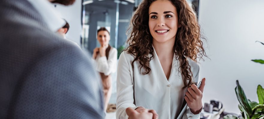 Empleada contratada según los contratos de trabajo de duración determinada