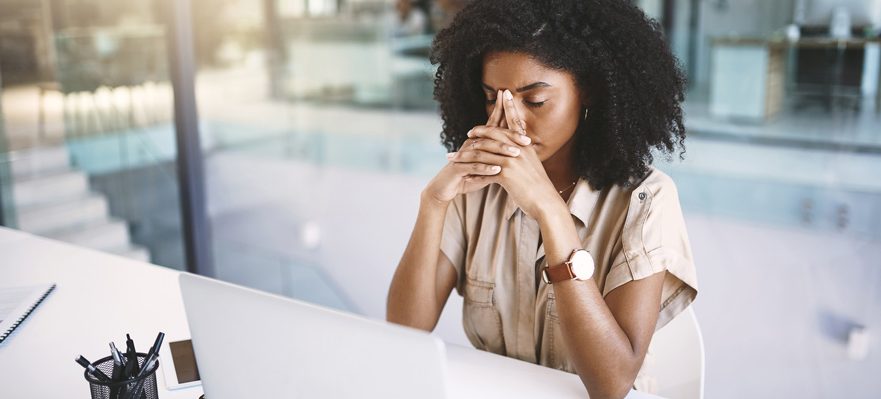 Trabajadora que sufre uno de los síndromes laborales más frecuentes tras la pandemia, el síndrome del superviviente laboral