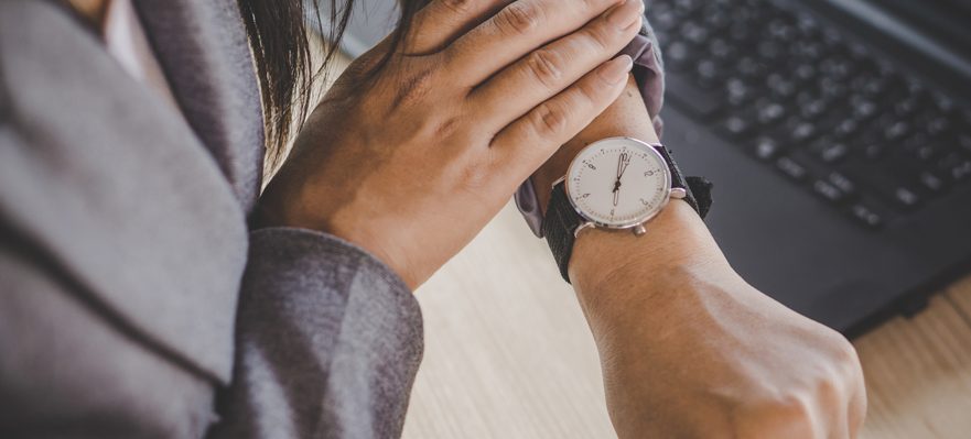 Empleada que respeta la puntualidad en el trabajo