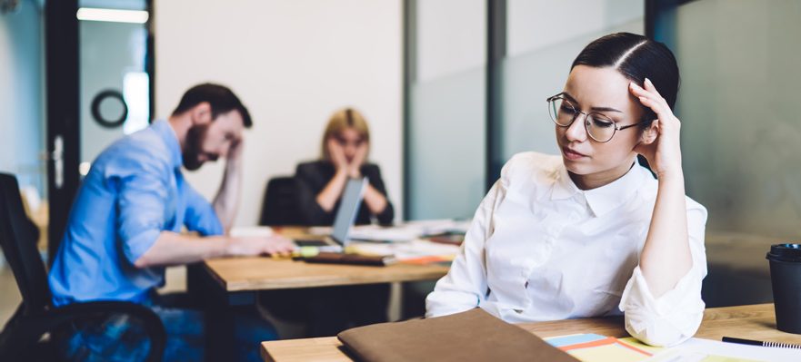 Empleada que muestra agotamiento en el trabajo