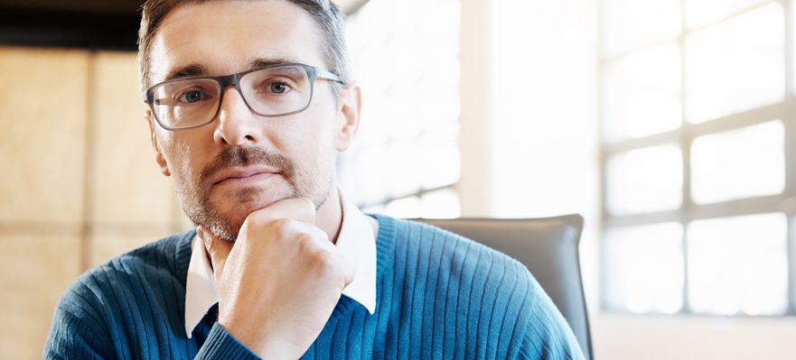Candidato sopesando las ventajas de especializarse en un empleo y convertirse en un experto