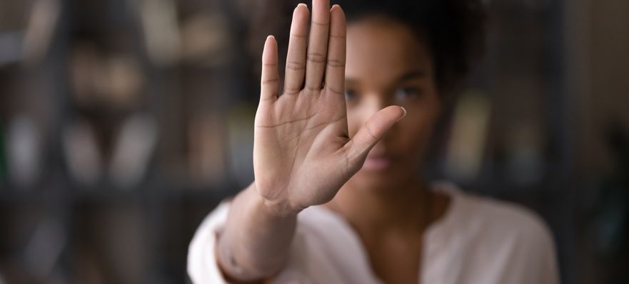 Empleada que lucha contra el acoso laboral en el mundo