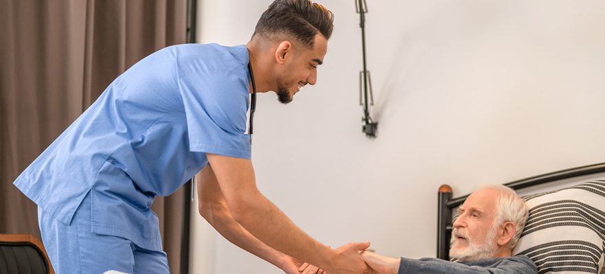 Profesionales sanitarios, maestros y trabajadores sociales serán los más demandados en el futuro, según el Foro Económico Mundial