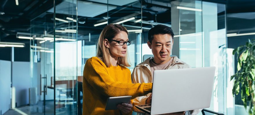 La humildad, el diálogo, la comunicación no violenta, la seriedad y la cooperación son las cinco cualidades para ser un buen compañero de trabajo.