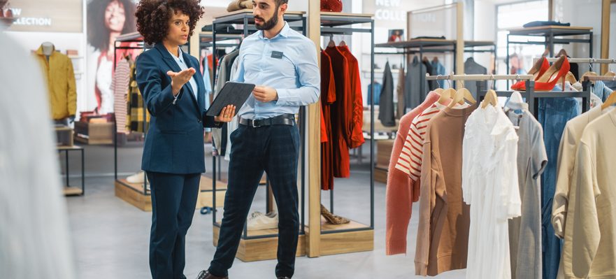 Trabajadores del sector servicios, el que más ocupados generó en España en 2022