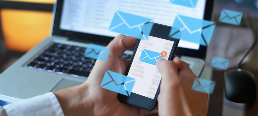 Candidata escribiendo un correo formal para solicitar trabajo