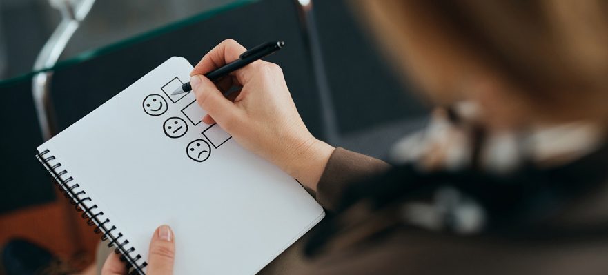Candidata haciendo pruebas proyectivas del estudio de la personalidad en un proceso de seleccion