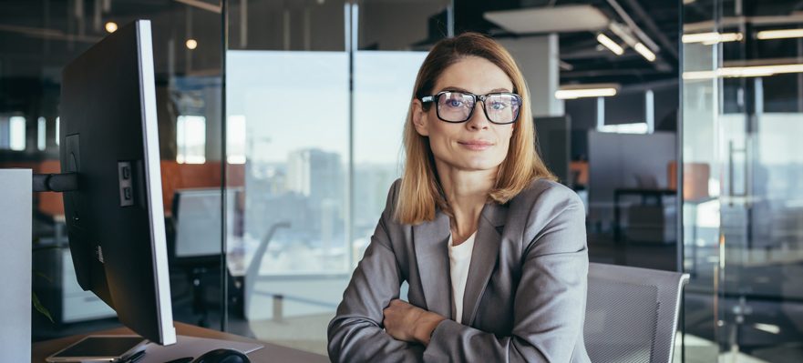 Profesional analizando las diferencias entre ser autónomo, empresario individual y Emprendedor de Responsabilidad Limitada (ERL)