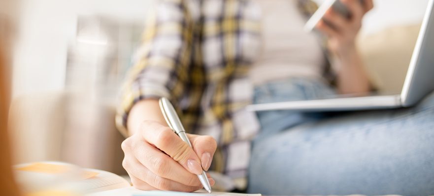 Empleada que calcula las horas trabajadas