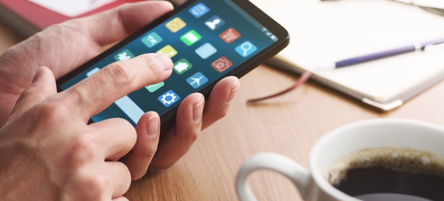 Trabajador consultando Apps para mejorar la productividad