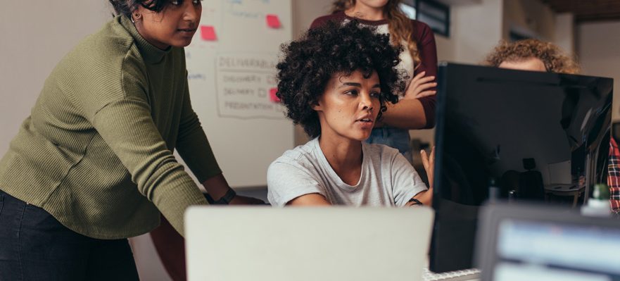 Profesionales trabajando en la gestión de contenidos, uno de los empleos de futuro en Turismo