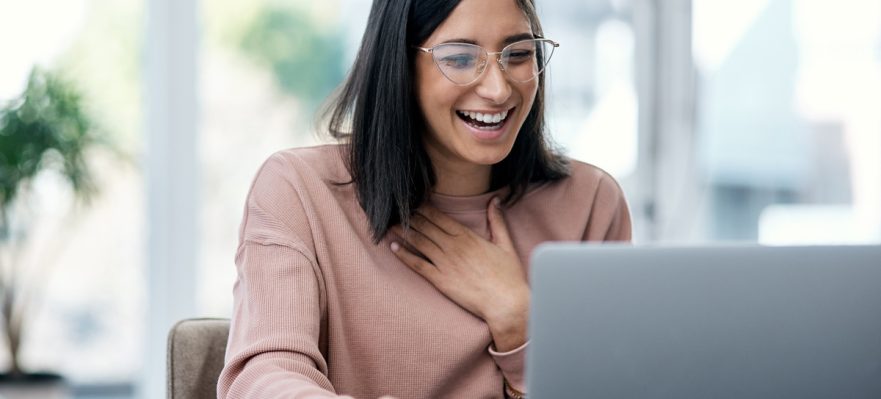 Candidata cuidando su Virtual Etiquette, la imagen profesional que proyecta en su entorno virtual
