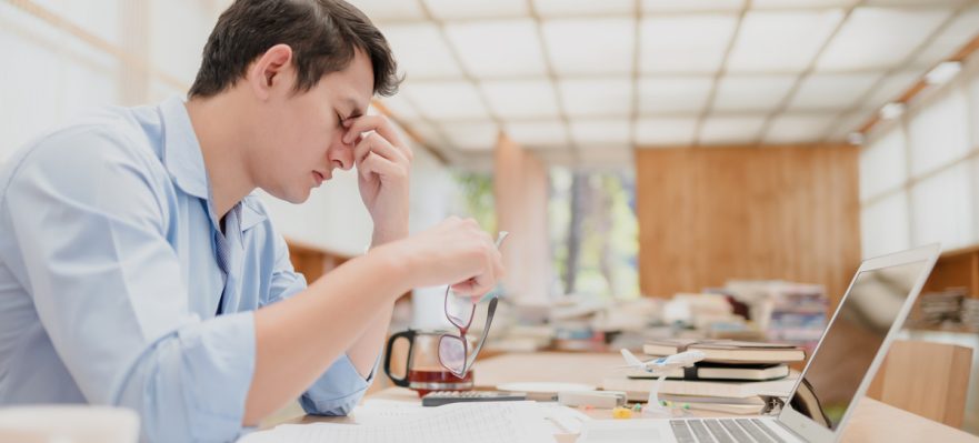 Trabajador víctima del fenómeno Rage Applying, buscando un nuevo empleo