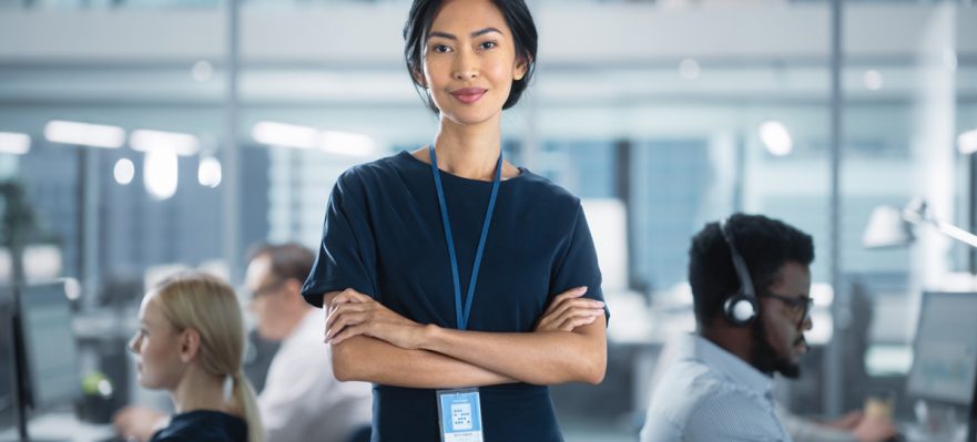 Empleada consolidando la igualdad de género en el trabajo