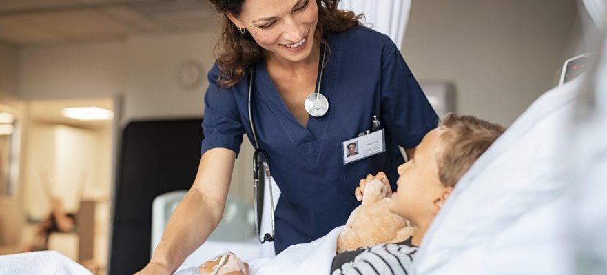 Enfermera que ha conseguido empleo en un hospital