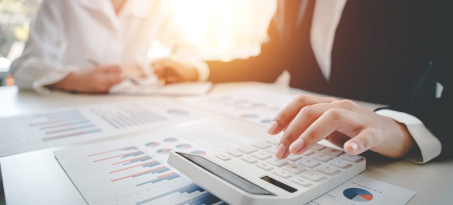 Trayectoria profesional y acreditaciones son dos elementos clave en el curriculum para trabajar como Asesor Financiero