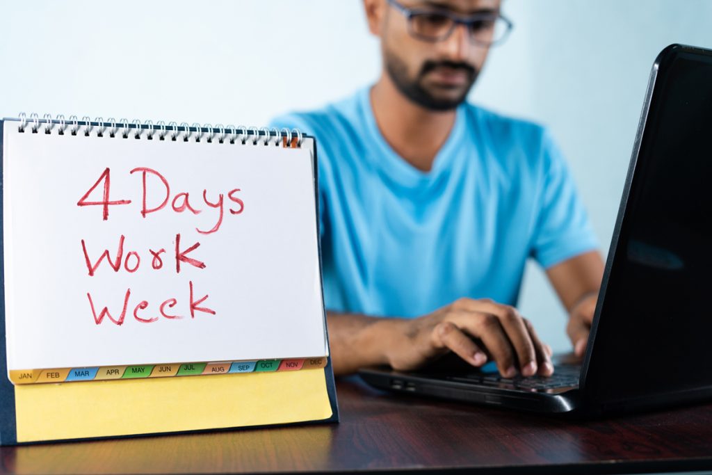 Trabajador reclamando una Semana Laboral de cuatro días