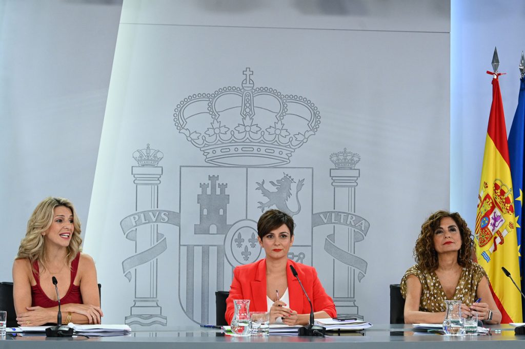 Yolanda Díaz, Isabel Rodríguez y María Jesús Montero comunicando la Oferta de Empleo Público 2023 en rueda de prensa