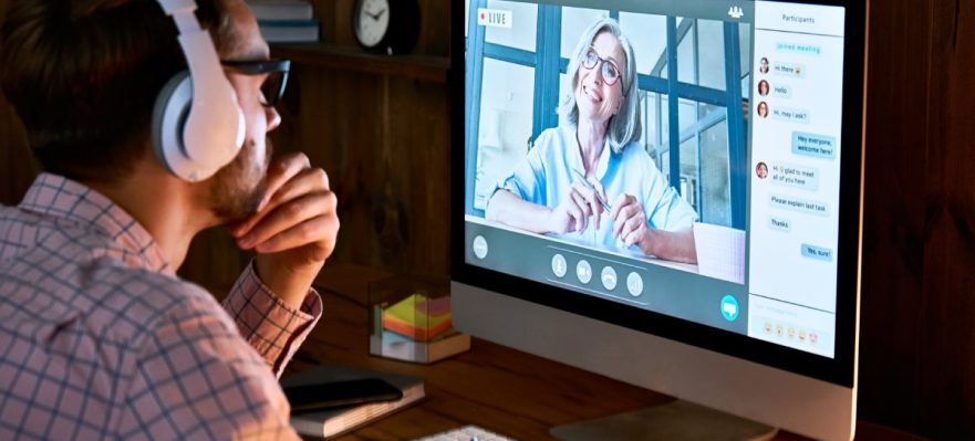 Estudiante utilizando nuevas tecnologias para el aprendizaje de idiomas