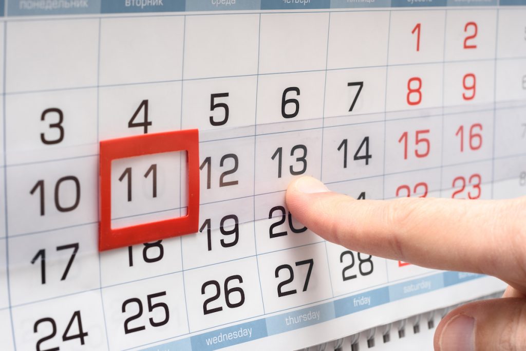 Persona repasando las fechas del calendario laboral 2024