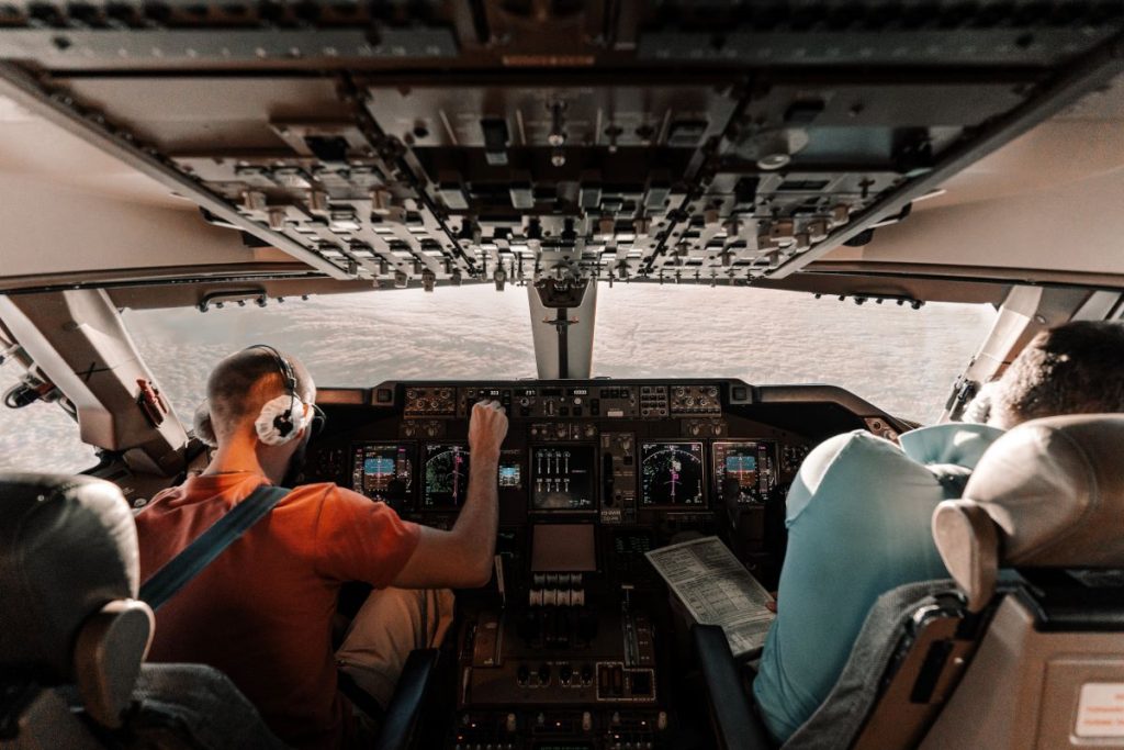 Pilotos comunicándose con controladores aéreos