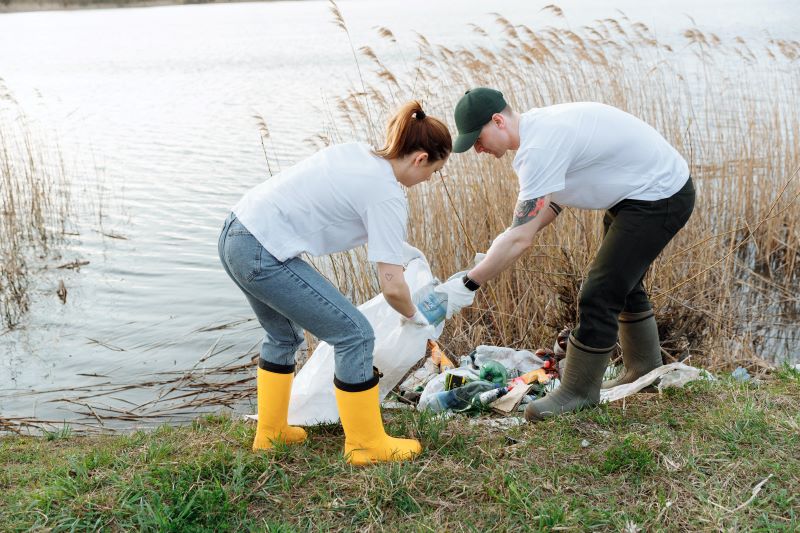 Personas limpiando un paraje natural tras elegir su tipo de voluntariado
