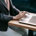Compliance-officer-trabajando-en-un-proyecto