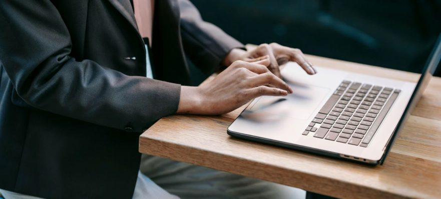 Compliance-officer-trabajando-en-un-proyecto