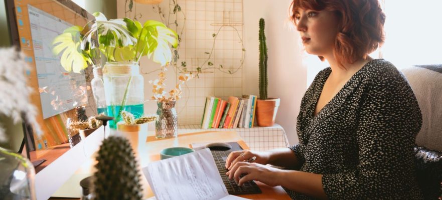 Mujer-desarrollando-el-metodo-seinfeld-para-mejorar-su-compromiso-personal