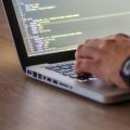 Programador-disfrutando-de-trabajar-desde-casa