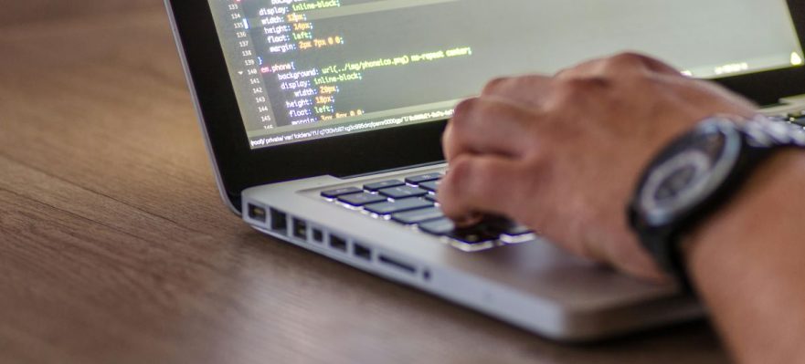 Programador-disfrutando-de-trabajar-desde-casa