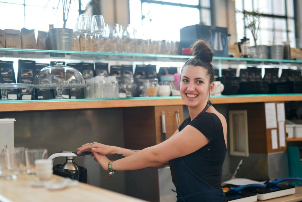 Barista realizando su jornada tras encontrar trabajo en verano