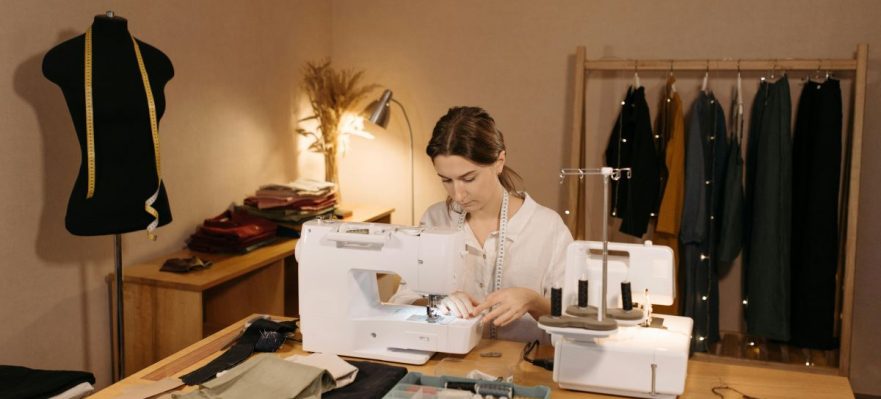 Diseñadora consultando cuáles son las profesiones más demandadas en el mundo de la moda