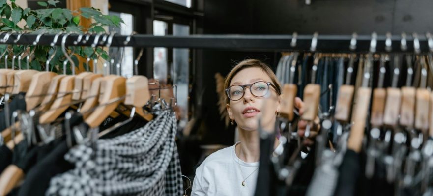 Empleada aceptando un trabajo categorizado como colocación adecuada del SEPE