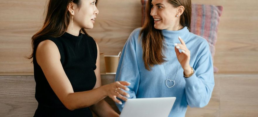 Empresarias revisando los requerimientos para pedir el kit digital