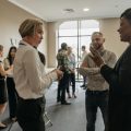 Empresarios conversando acerca de cómo encontrar trabajo a través del networking