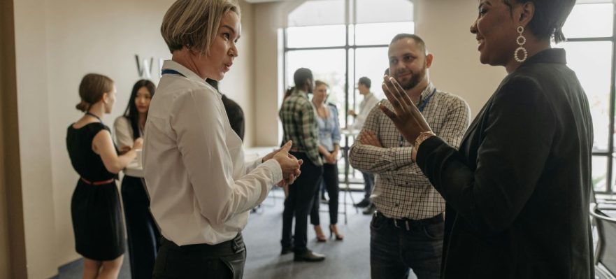 Empresarios conversando acerca de cómo encontrar trabajo a través del networking