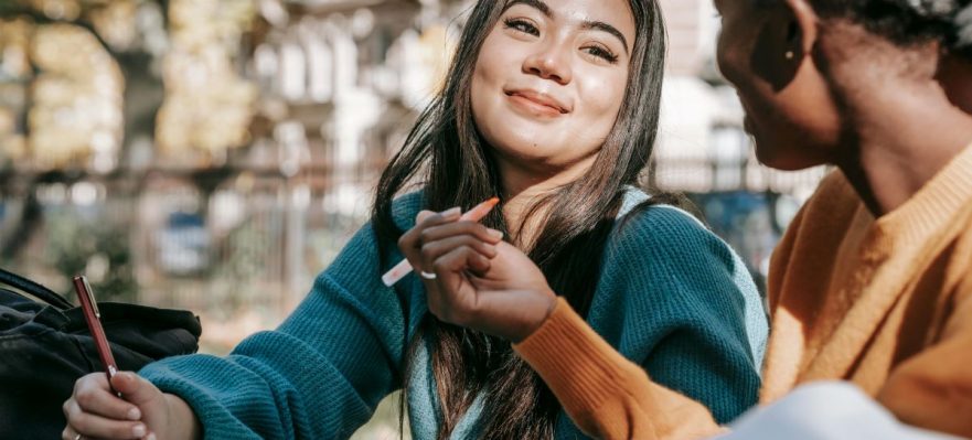 Estudiantes comentando dónde trabajar si eres menor de edad