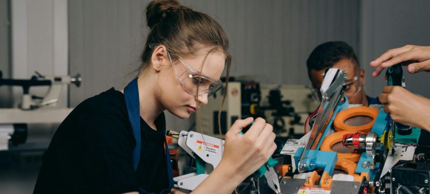 Experta-en-robotica-decantandose-por-una-de-las-carreras-stem-mas-solicitadas