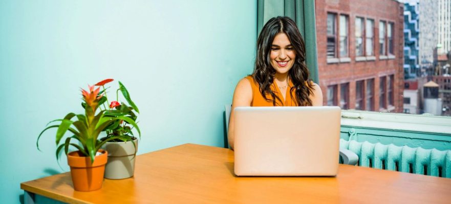 Mujer-buscando-que-sectores-contratan-mas-a-mujeres