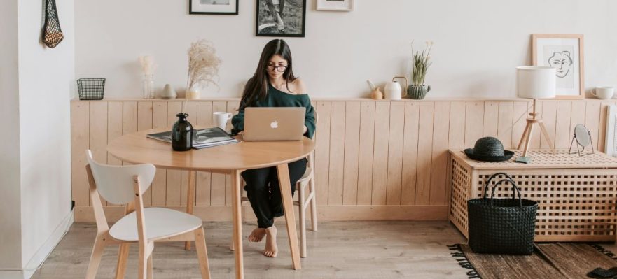 Mujer realizando una búsqueda de empleo con éxito tras aplicar claves de empleabilidad