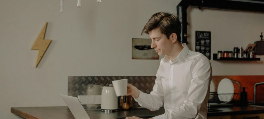 Persona-evaluando-si-deberia-firmar-la-carta-de-despido