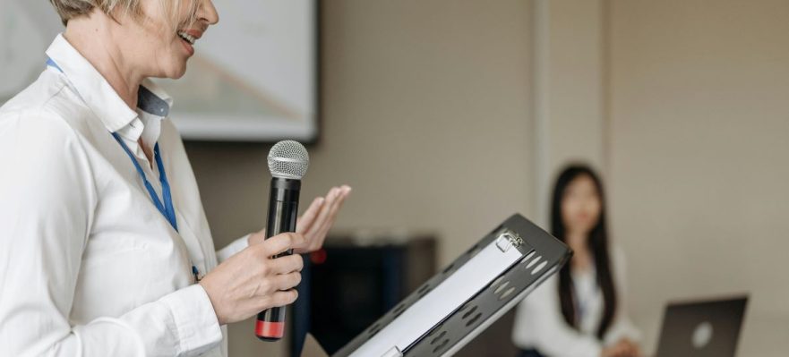 Ponente realizando un discurso acerca del miedo a hablar en público