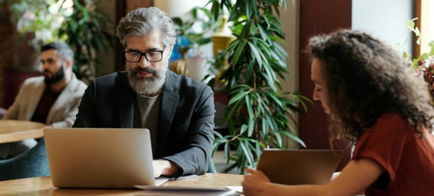 Trabajadores revisando los sectores en los que se crearán 875.000 puestos de trabajo